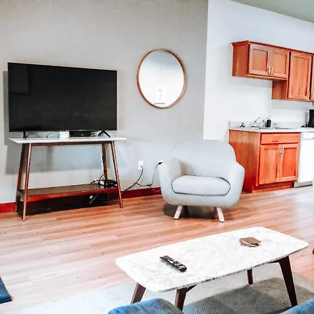 Modern Down Town Base Camp! Apartment